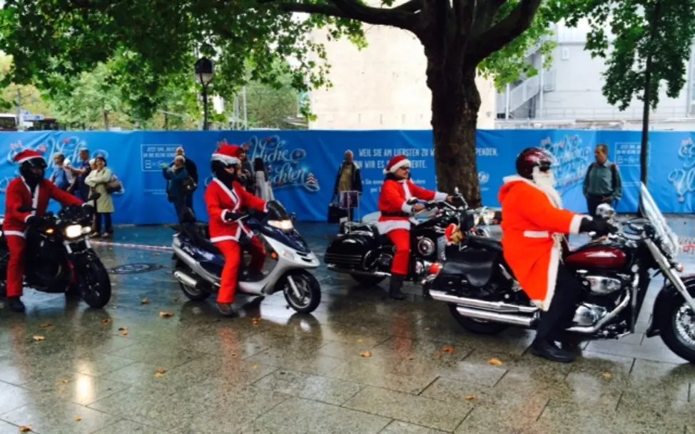 Weihnachtsmänner im Anmarsch | © UNICEF DT UNICEF-Weihnachten im Sommer: Weihnachtsmänner