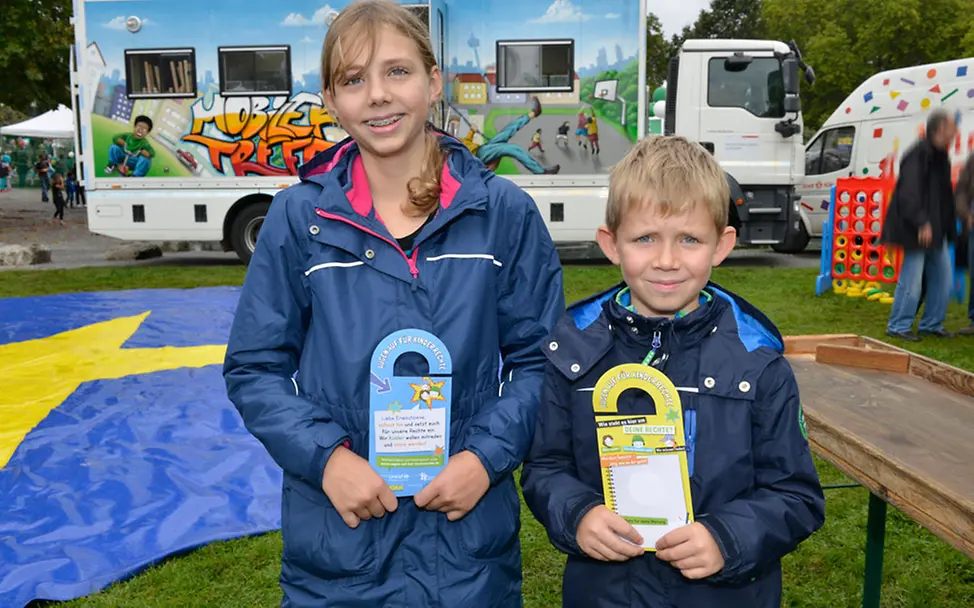 Weltkindertag: Alex und Jakob machen sich für ihre Rechte stark.