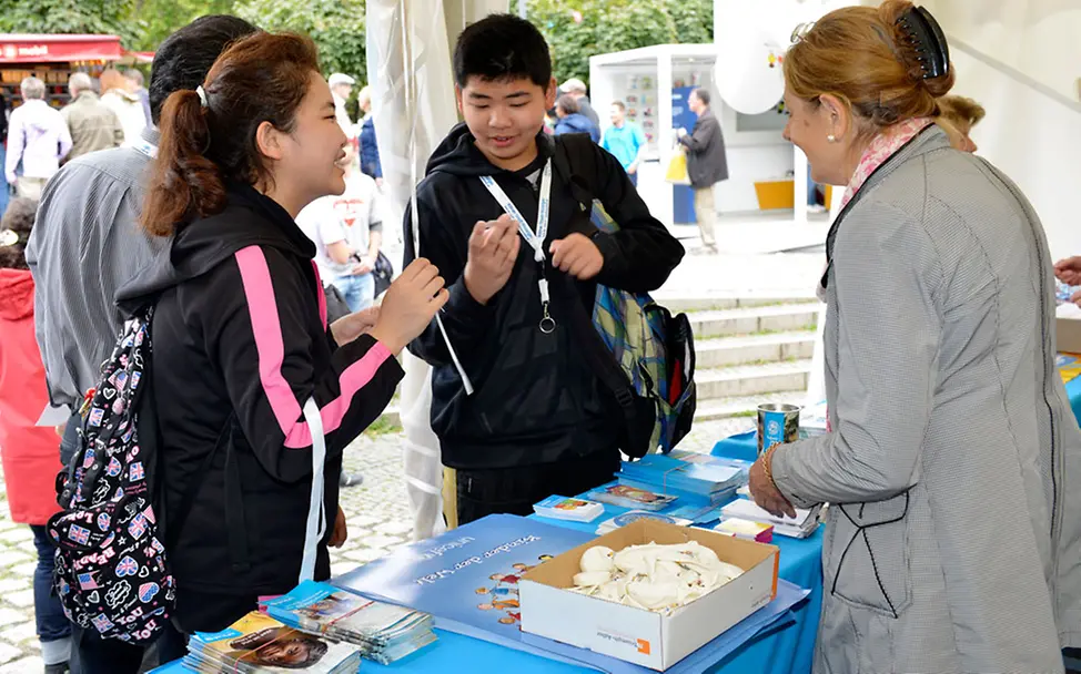 Weltkindertag: UNICEF-Ehrenamtliche beim Einsatz am Stand.