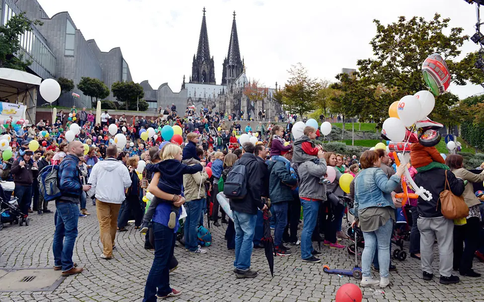 Weltkindertag: Die WDR-Bühne vor dem Kölner Dom.