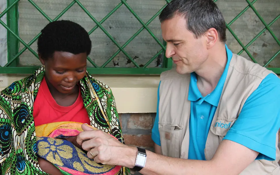 Burundi: UNICEF-Mitarbeiter mit Mutter und Kind | © UNICEF Burundi: UNICEF-Mitarbeiter mit Mutter und Kind
