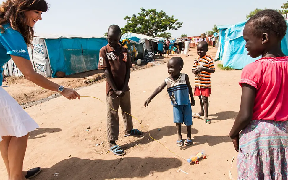 Die Kinder bauen sich ihr Spielzeug selbst | © UNICEF/Adriane Ohanesian Südsudan: Die Kinder bauen sich ihr Spielzeug selbst.