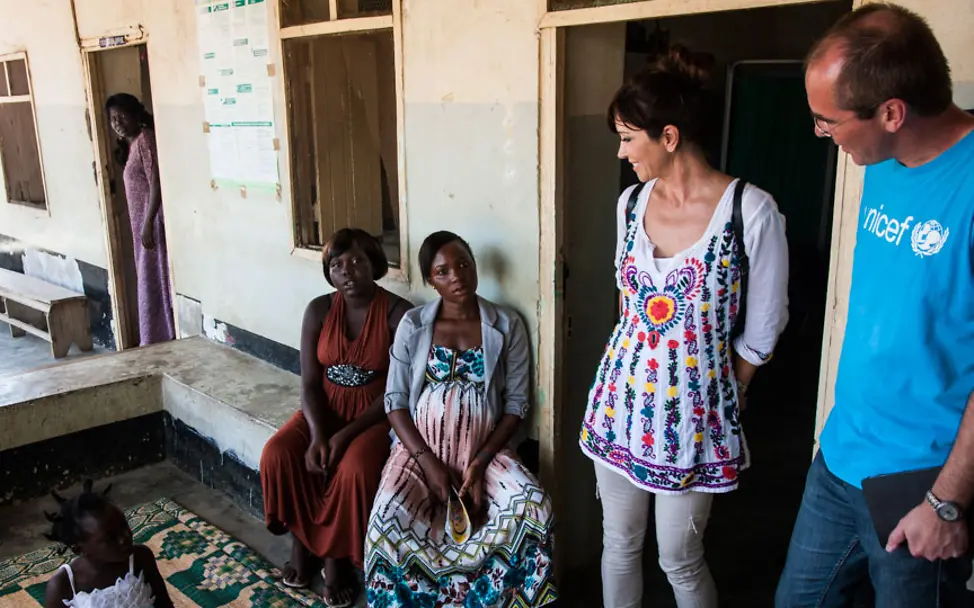 Die Mütter sind froh, dass ihren Kindern im Krankenhaus geholfen wird | © UNICEF/Adriane Ohanesian Südsudan: Die Mütter sind froh, dass ihren Kindern im Krankenhaus geholfen wird.