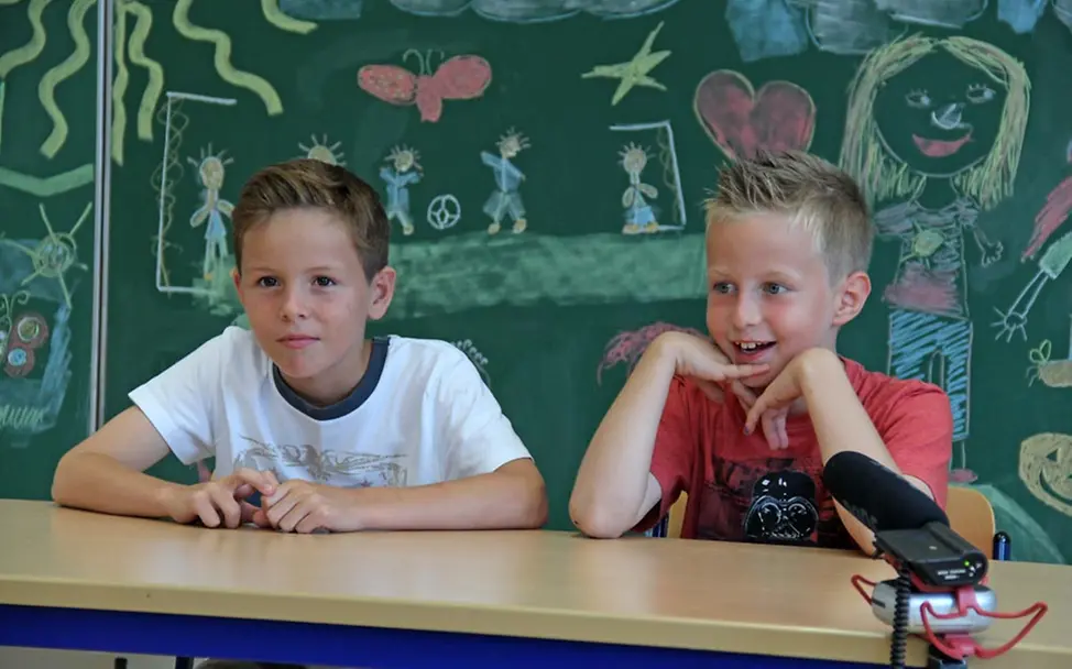 Welches Kinderrecht sollen wir noch erklären? | © UNICEF DT/Kristina Müller Kinder-Rechte-Rätsel: Grundschulkinder beim Dreh