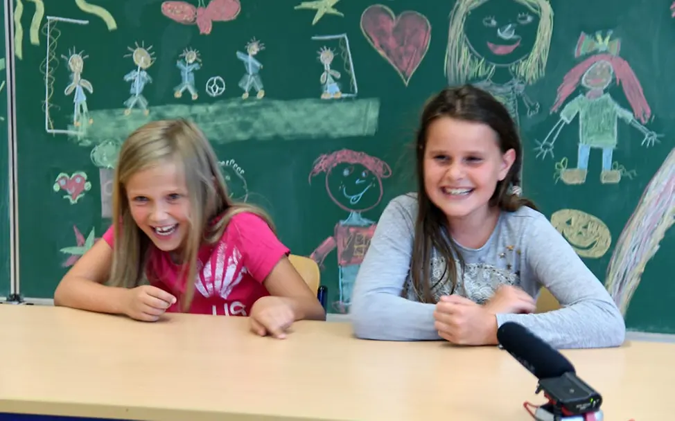 Alle haben riesigen Spaß beim Erklären | © UNICEF DT/Kristina Müller Kinder-Rechte-Rätsel: Spaß beim Videodreh