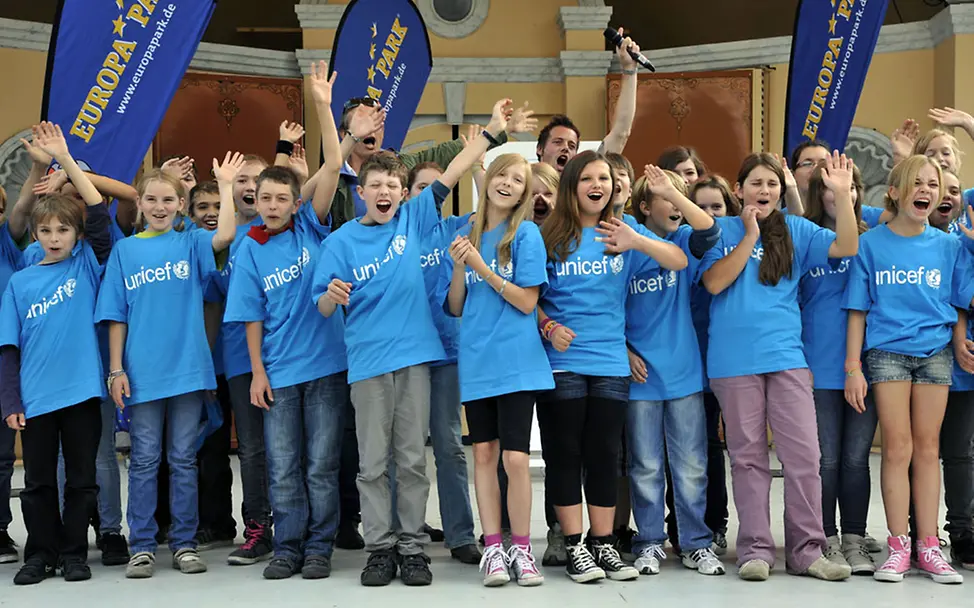 Preis für Kinder-Rechte-Rätsel: UNICEF-Shirt | © UNICEF/Bernhard Rein UNICEF-Shirt: Preis für Kinder-Rechte-Rätsel Folge 2