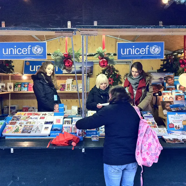 Verschicken Sie Weihnachtsgrüße mit den UNICEF-Grußkarten. | © UNICEF UNICEF-Grußkarten zur Weihnachtszeit