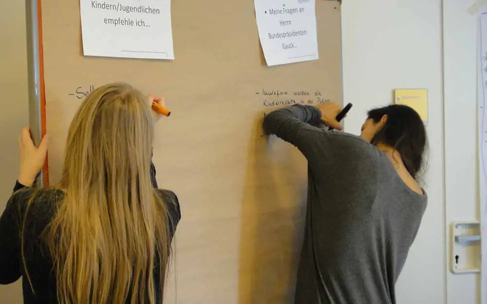 Die Jugendlichen der National Coalition-Gruppe | © UNICEF/Wennerscheid Vorbereitung auf Treffen mit Bundespräsident Gauck