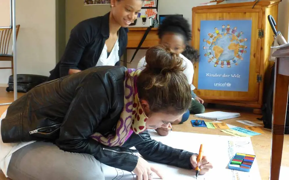 Die Mitglieder des UNICEF-JuniorTeams Lörrach beschäftigen sich mit Kinderrechtsverletzungen | ©UNICEF/Kleeb Vorbereitung auf Treffen mit Bundespräsident Gauck