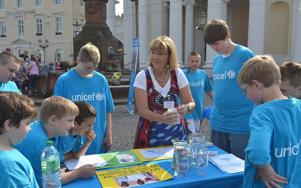 UNICEF-Stand der UNICEF-Arbeitsgruppe Karlsruhe | © UNICEF Karlsruhe Ehrenamt: Jeder ist willkommen.