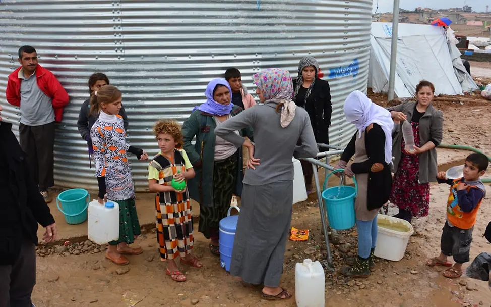 UNICEF versorgt die Flüchtlinge mit sauberem Trinkwasser | ©UNICEF/Tarneden Nordirak: Wasserversorgung im Flüchtlingslager