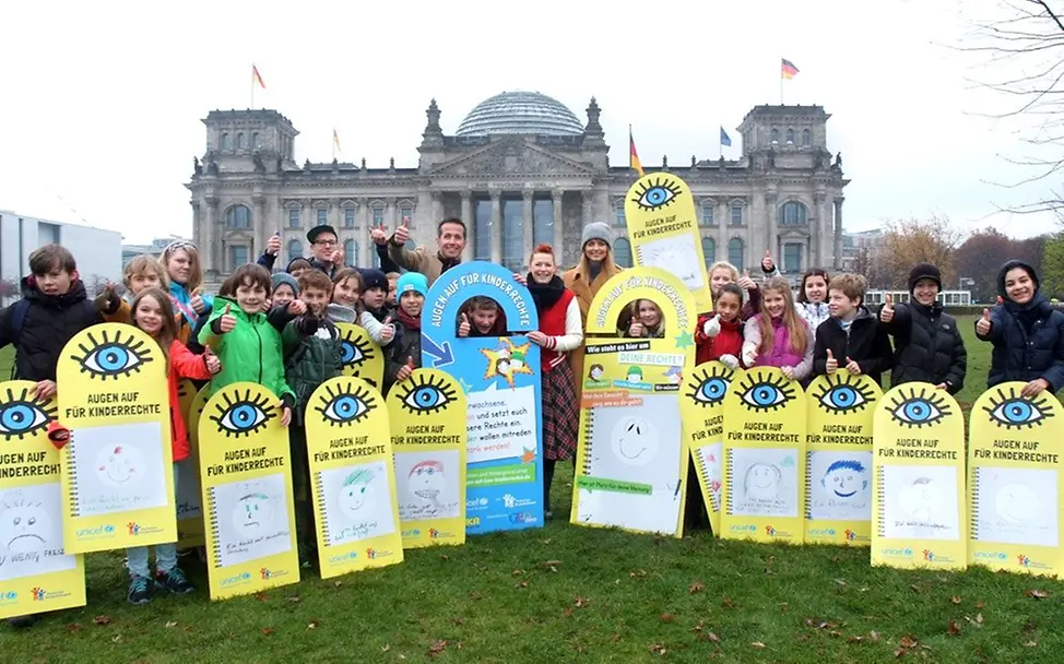 Türschild-Aktion vor dem Bundestag