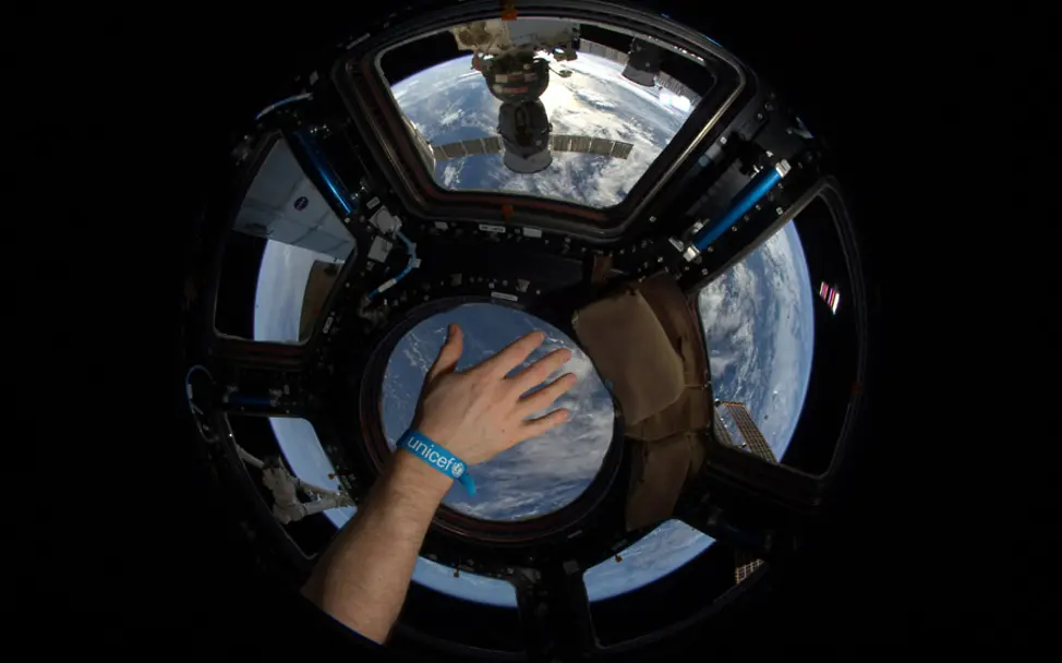 Alexander Gerst mit UNICEF an Board der ISS | © ESA/NASA Alexander Gerst mit UNICEF an Board der ISS