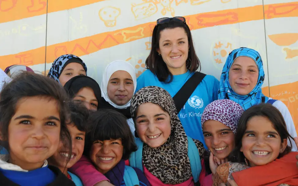 UNICEF-Mitarbeiterin Ninja Charbonneau | © UNICEF DT Syrische Flüchtlinge: Ninja Charbonneau mit Mädchen
