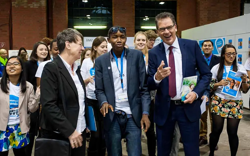 Jugendliche der Gruppe „WorldWeWant“ mit Bundesentwicklungsminister Gerd Müller | © GIZ/Thomas Ecke WorldWeWant: In Berlin mit Bundesminister Gerd Müller