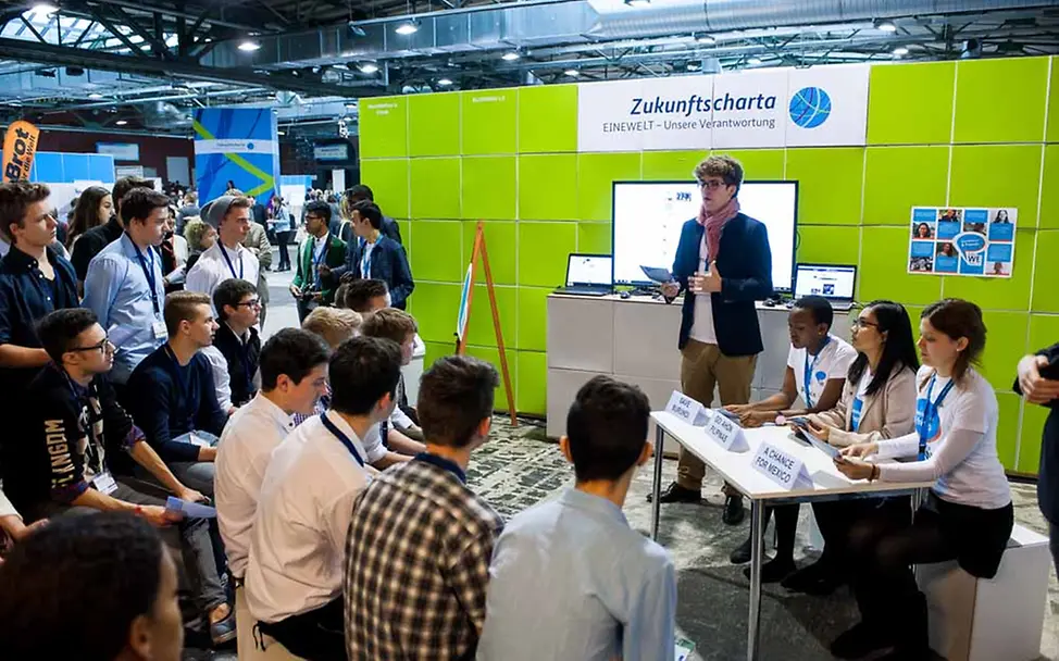 An einem Stand stellten Jugendliche der Gruppe „WorldWeWant“ ihr Projekt vor | © GIZ/Thomas Ecke WorldWeWant Zukunftscharta-Forum in Berlin