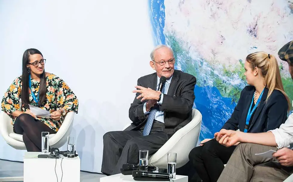 Gina (links) und Sophie (rechts) diskutierten mit UNICEF-Exekutivdirektor Anthony Lake | © GIZ/Thomas Ecke WorldWeWant Zukunftscharta-Forum in Berlin