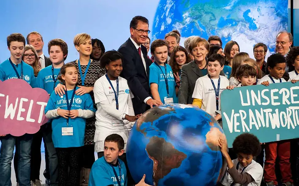 Bundesminister Gerd Müller mit Bundeskanzlerin Angela Merkel | © GIZ/Thomas Ecke WorldWeWant Zukunftscharta-Forum in Berlin