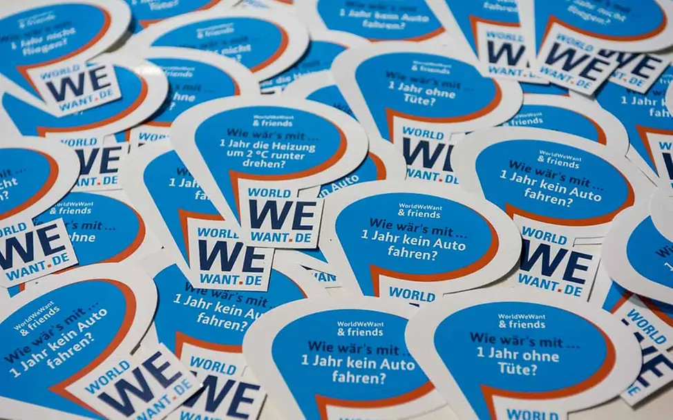 WorldWeWant-Aufkleber mit Aufforderungen zu einem „Commitment" | © GIZ/Thomas Ecke WorldWeWant Zukunftscharta-Forum in Berlin