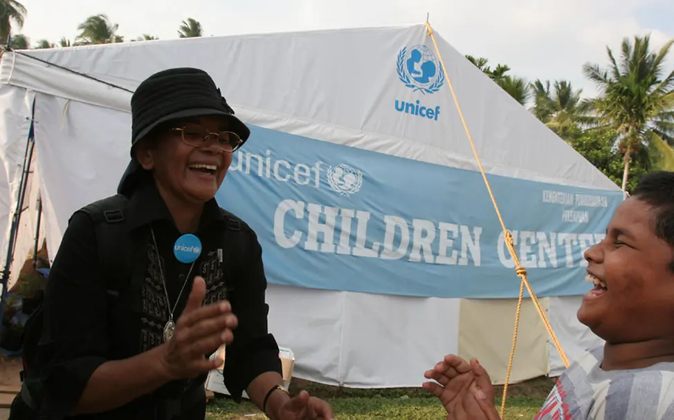 Indonesien: Schwester Brigitta Renyaan spielt mit einem Jungen.