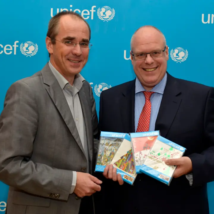UNICEF-Geschäftsführer Christian Schneider dankt Stefan Tenk, Geschäftsführer der Combi- und Minipreis-Vertriebsschienen der Bünting-Unternehmensgruppe für die großartige Unterstützung | UNICEF Neuer Inhalt