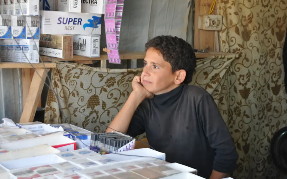 Ahmed arbeitet im Kios seines Vaters | © UNICEF DT/2014/Charbonneau Syrische Flüchtlinge: Kinderarbeit im Flüchtlingscamp