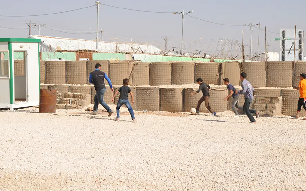 Über den Sport bekommen die Betreuer Zugang zu den Kindern. | © UNICEF DT/2014/Charbonneau Syrische Flüchtlinge: Fußball spielen