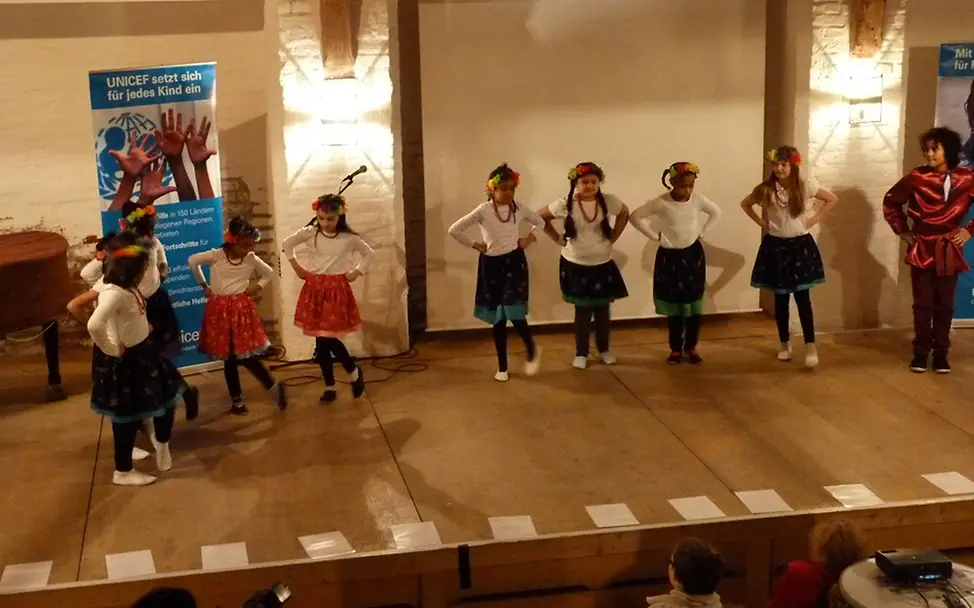 Aktionstag Kinderrechte: Tanz der Grundschule St. Nikola © UNICEF-AG Landshut/Erbe