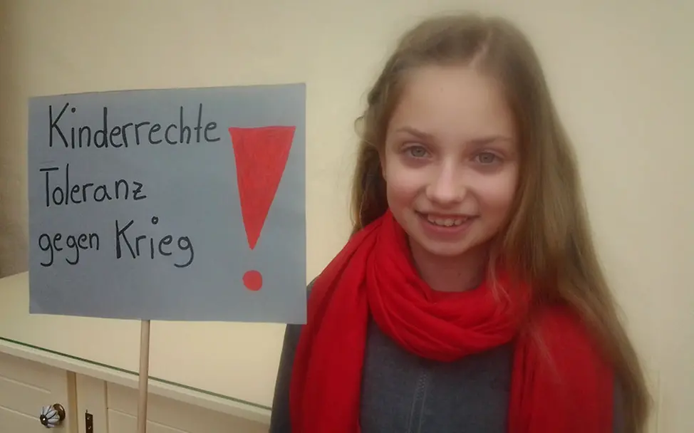 11 WIE DU: Amelie JuniorBotschafter: Amelie setzt sich gegen Krieg ein.