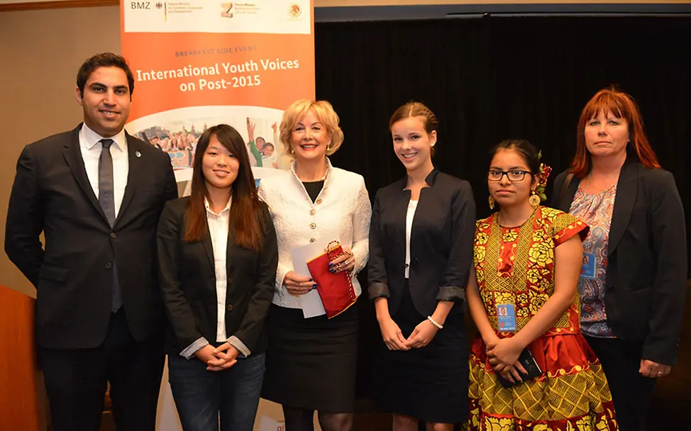 Kira Lena Zerwer (4. v. l.), UNICEF JuniorBotschafterin des Jahres 2012 | @ Ed Haas Kira Lena Zerwer, UNICEF JuniorBotschafterin des Jahres 2012