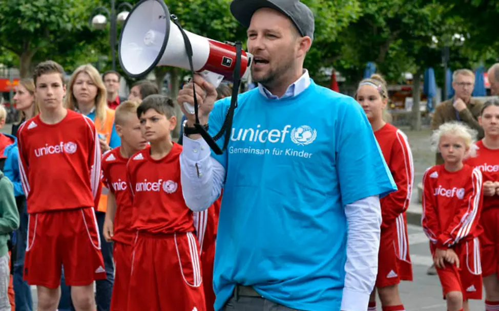 Moderator BEN bei der Kinderrechte-Fanaktion vor der Frankfurter Paulskirche Moderator BEN für UNICEF