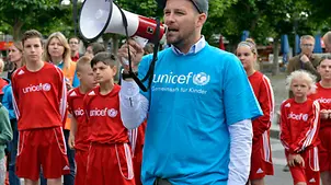 Moderator BEN bei der Kinderrechte-Fanaktion vor der Frankfurter Paulskirche Moderator BEN für UNICEF