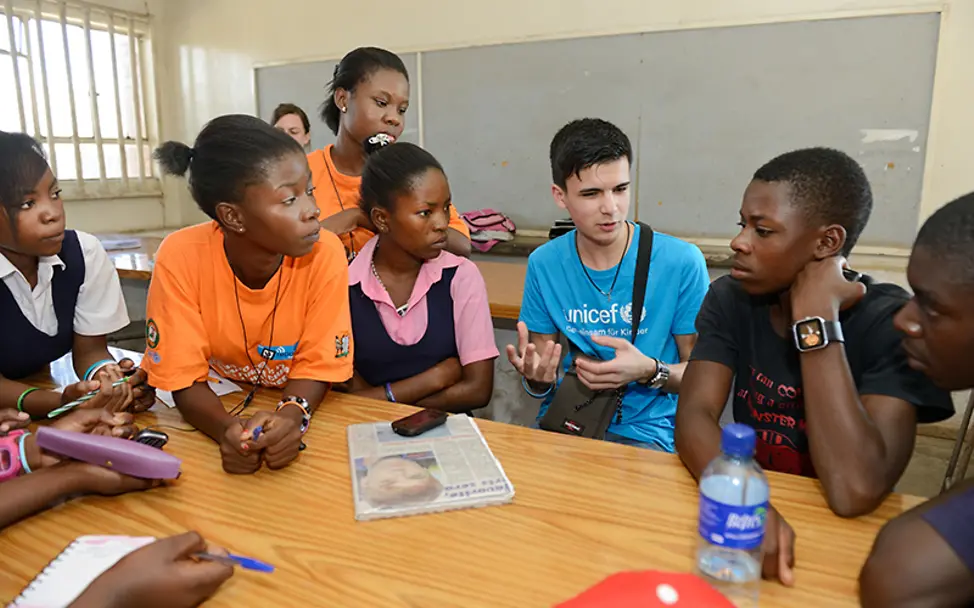 UNICEF-JuniorBotschafter Üwen in Sambia | © UNICEF/François d'Elbee UNICEF-JuniorBotschafter Üwen in Sambia