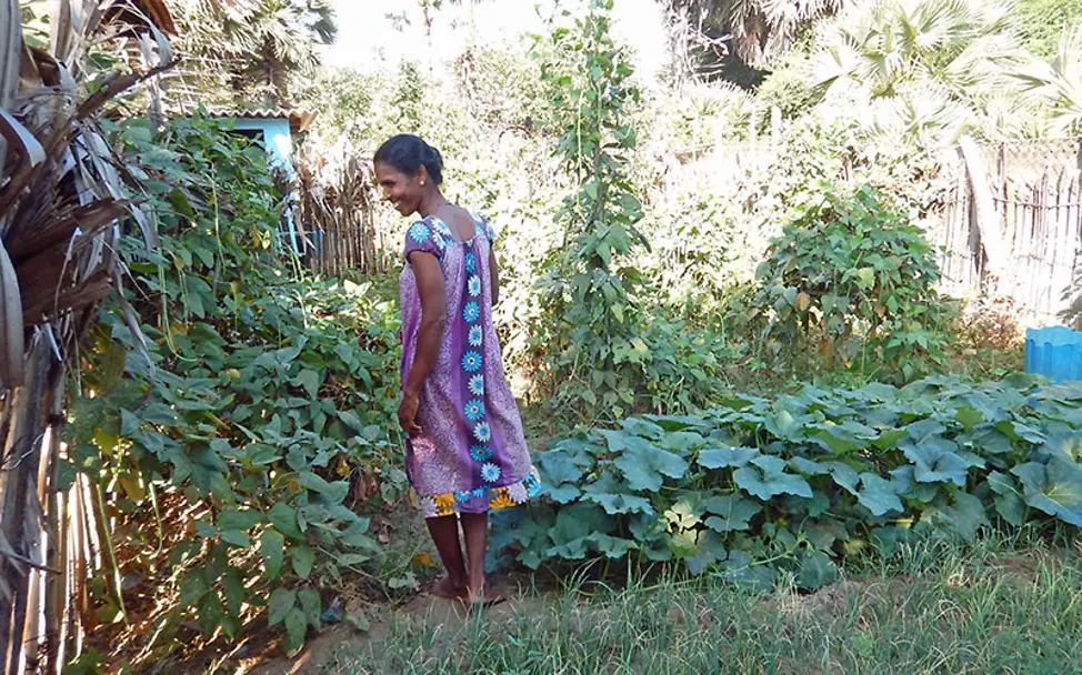 Sri Lanka: Mary Rita in ihrem Garten.