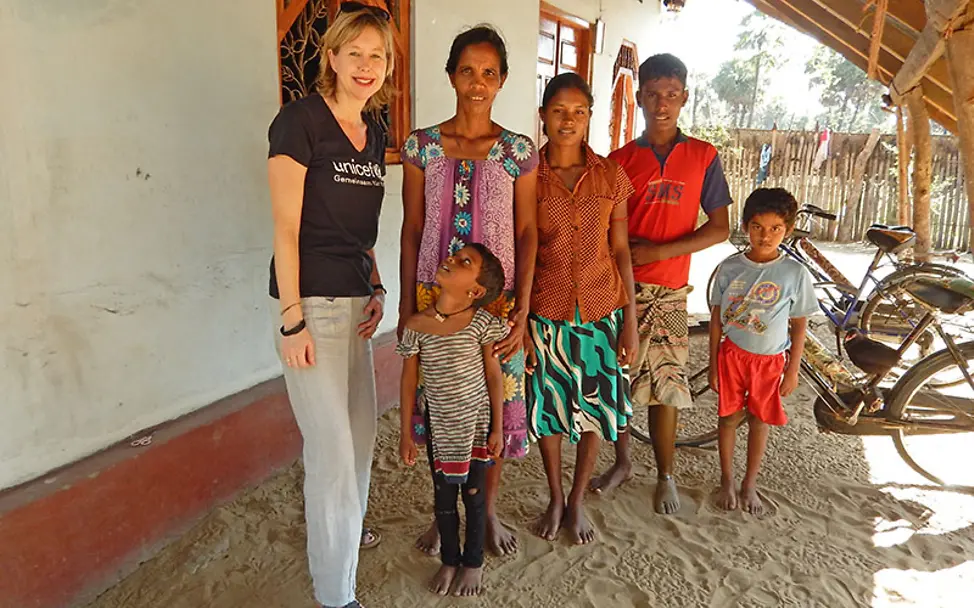 Sri Lanka: UNICEF-Mitarbeiterin Beate Jung mit Mary Rita und ihren Kindern.