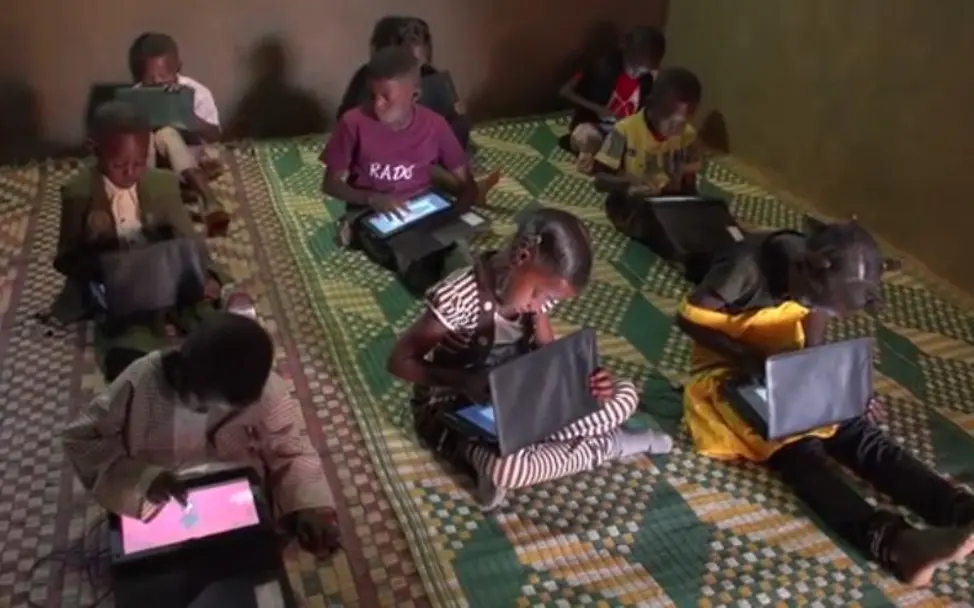 Kinder in Sudan lernen über Tablet-PCs spielerisch Rechnen, Lesen und Schreiben. | © UNICEF Sudan Innovation Unterricht Tablets