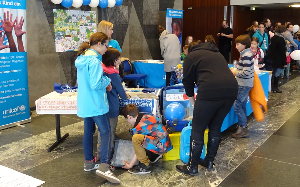 Junge Fans von Willi Weitzel am UNICEF-Stand in Nürnberg