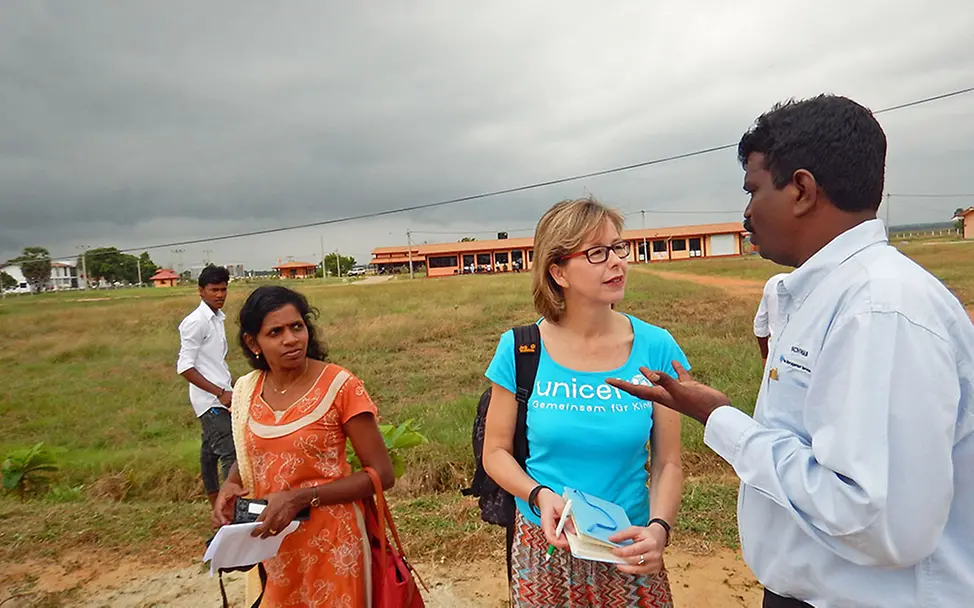 UNICEF-Mitarbeiterin Beate Jung lässt sich das Ausbildungssystem erklären. | © UNICEF DT/2015 Sri Lanka: Berufliche Ausbildung für benachteiligte Jugendliche