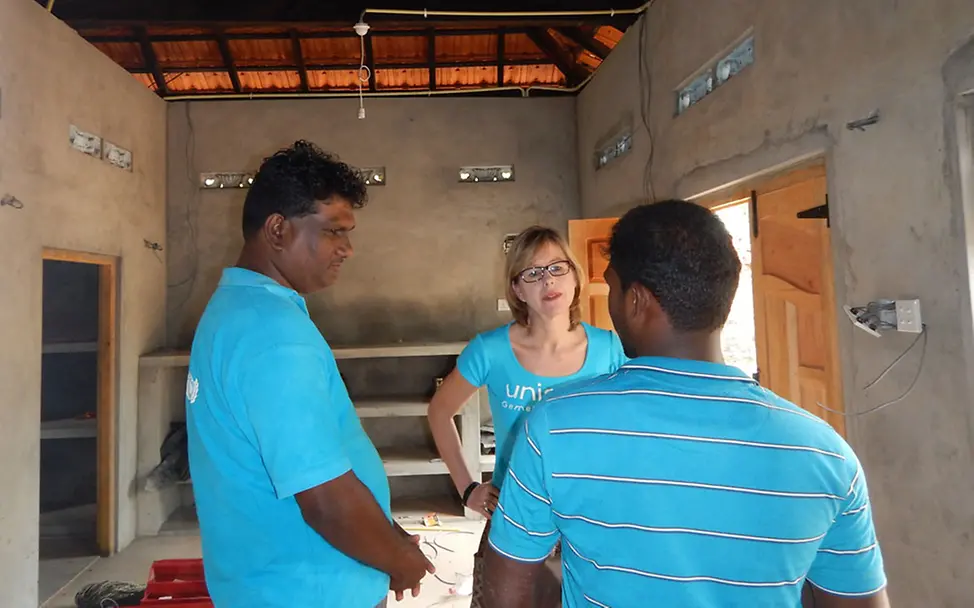 UNICEF-Mitarbeiterin Beate Jung im Gespräch mit Selvan. | © UNICEF DT/2015 Sri Lanka: