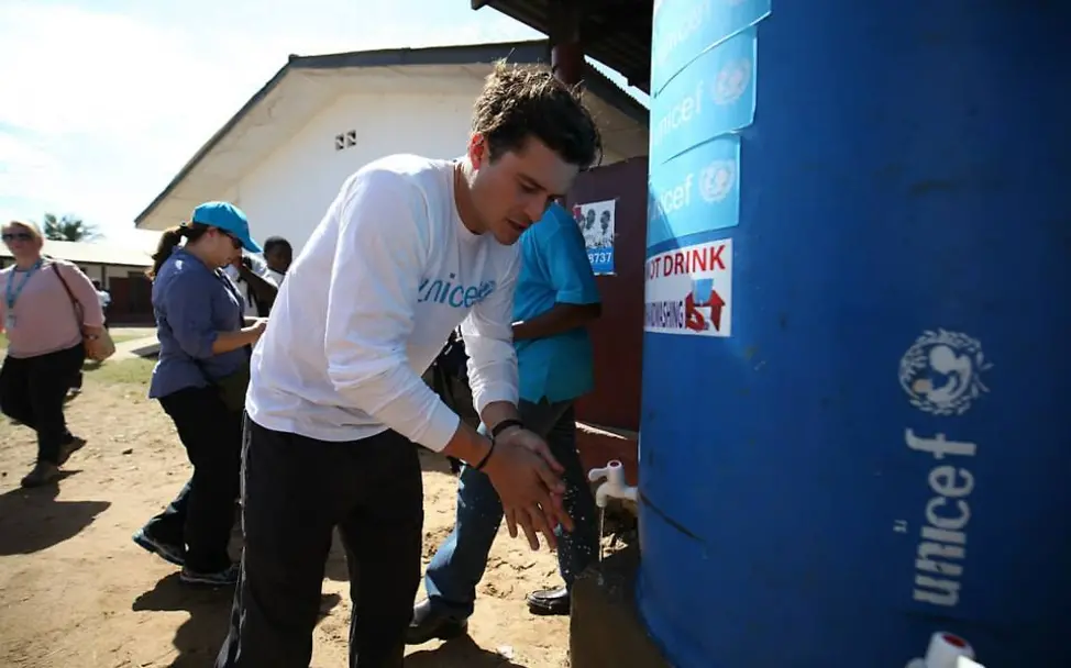 Aufklärung und Hygiene sind die beste Prävention gegen Ebola | © UNICEF/Jallanzo Orlando Bloom Händewaschen