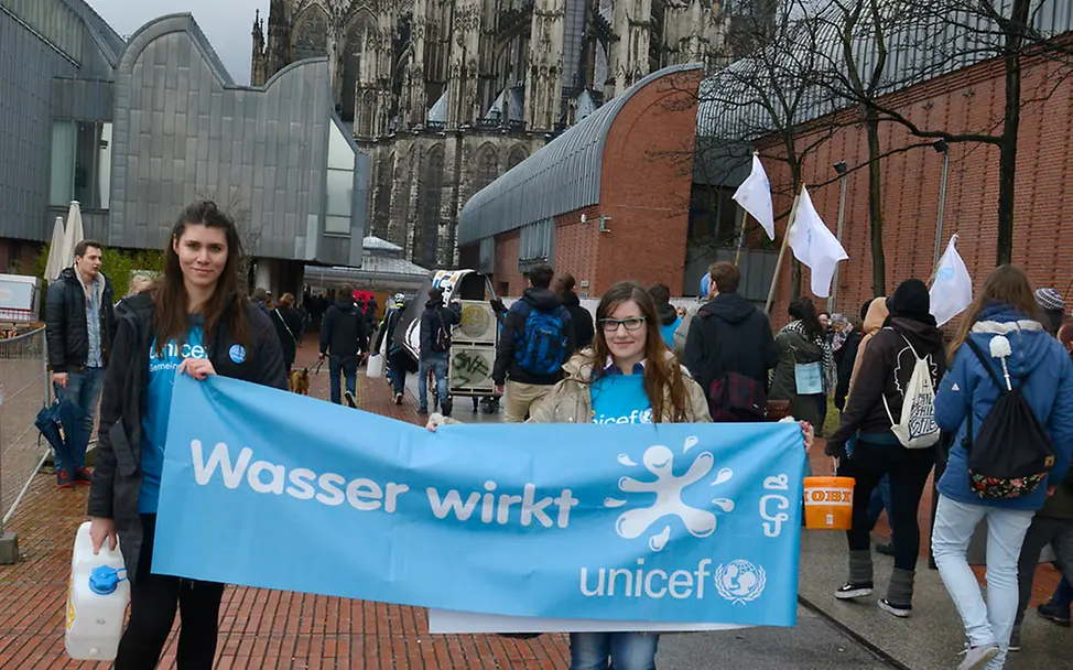 Nach vier Kilometern endet der #WasserMarsch am Kölner Dom|©UNICEF/Vielz Nach vier Kilometern endet der #WasserMarsch am Kölner Dom