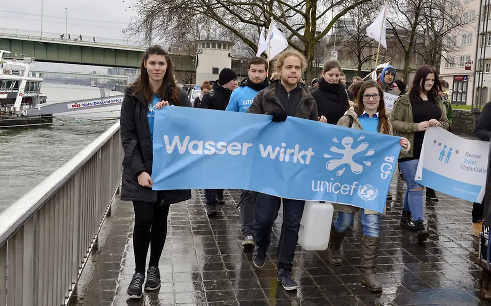 Demonstranten marschieren am Rhein|©UNICEF/Vielz #WasserMarsch am Rhein