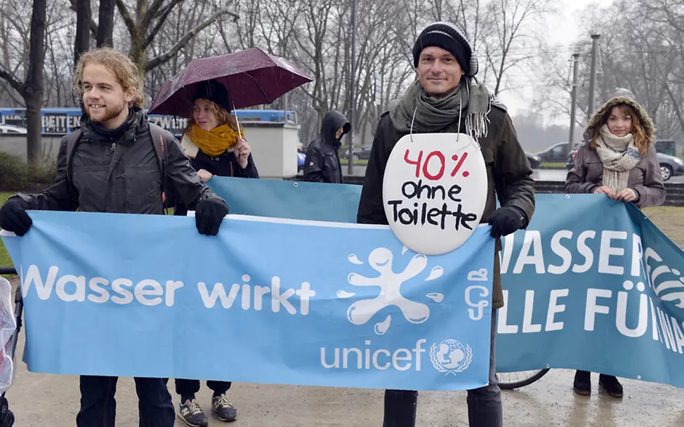 Recht auf Toiletten|©UNICEF/Hyou Vielz #WasserMarsch-Demonstranten fordern Recht auf Toiletten