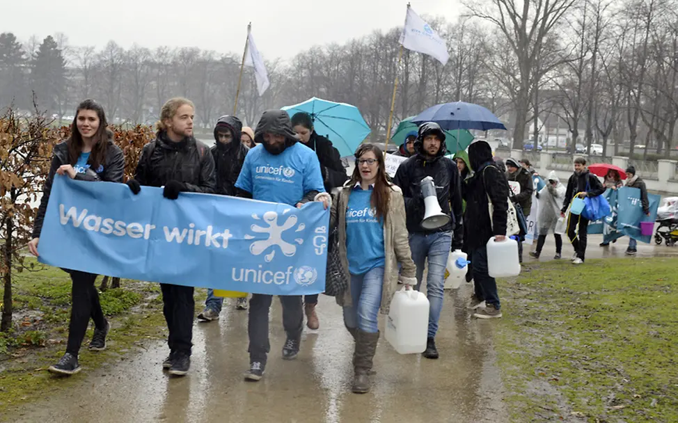 Mit Megaphon für das Recht auf Wasser | ©UNICEF/Hyou Vielz #WasserMarsch-Demonstranten fordern Wasser für alle