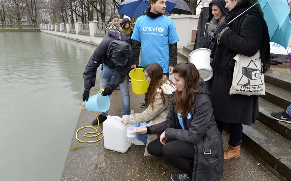 Start: Aachener Weiher, Wasserbehälter füllen|©UNICEF/Hyou Vielz Wasser holen am Aachener Weiher in Köln