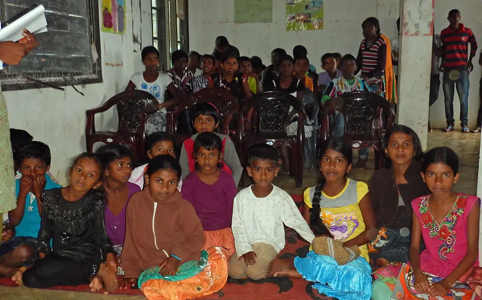 Mehr als 40 Jungen und Mädchen besuchen regelmäßig eins der Kinderzentren vor Ort | © UNICEF DT 2015 Jugendclub im Anwick Estate