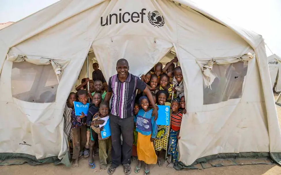 Amos: Bringt als freiwilliger Lehrer Kinder zum Strahlen | © UNICEF/Rich Nigeria