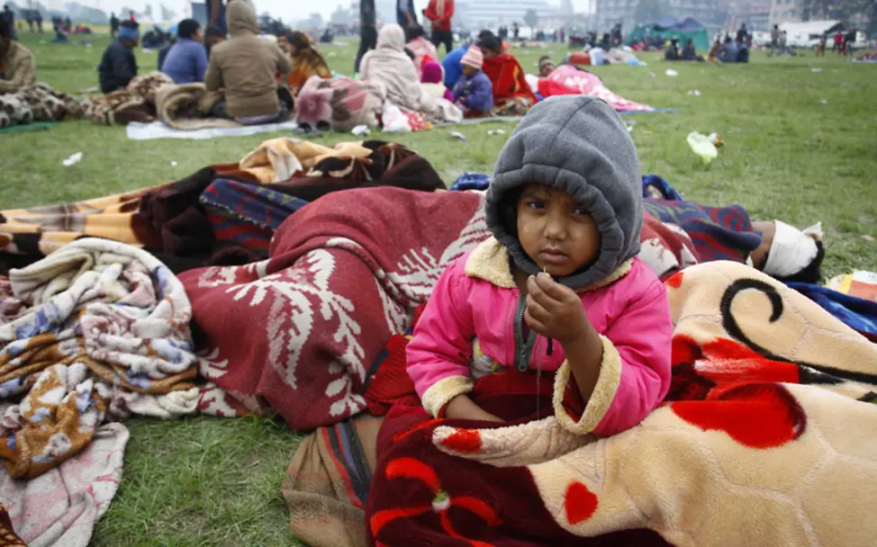 Fast eine Million Kinder brauchen Hilfe | © picture alliance / ZUMAPRESS.com Erdbeben Nepal: Notfallstelle für Kind nach dem Erdbeben