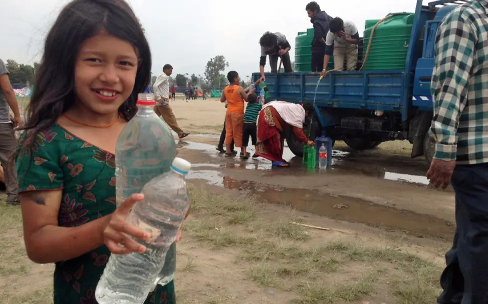 In Nepal droht Trinkwasser-Notstand | © UNICEF Nepal/2015/Kent Page Nepal Trinkwasserversorgung