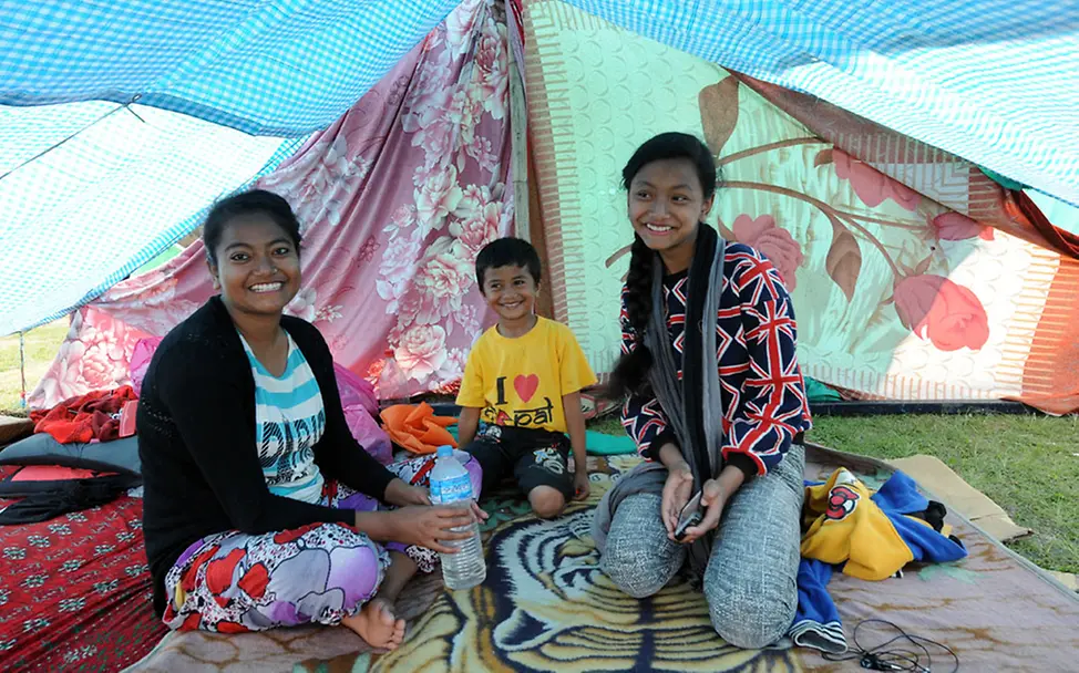 Notunterkunft in einem Zelt nach dem Erdbeben | © Chandra Shekhar Karki Erdbeben Nepal: Notunterkunft für Nepali
